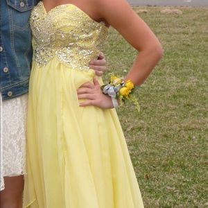 Gorgeous Prom formal yellow Sherri Hill dress sz 2